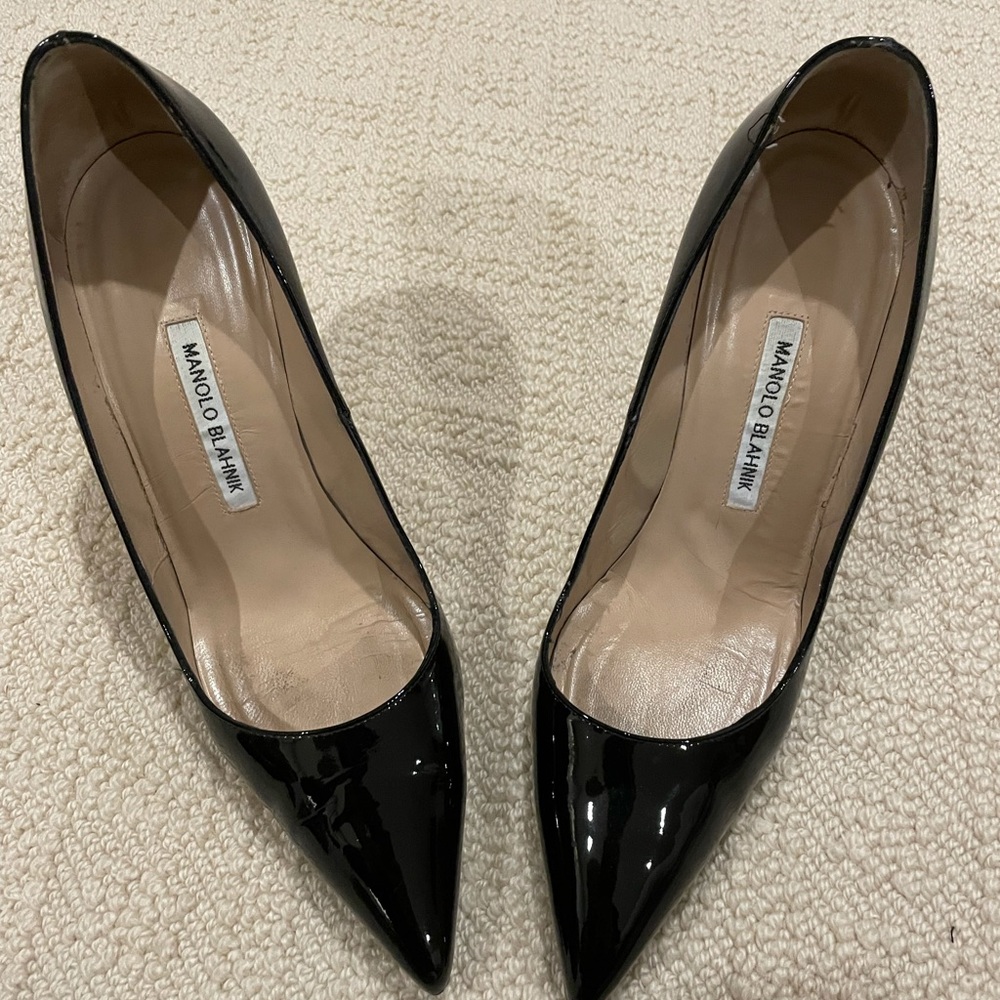 Manolo Blahnik BB Black Patent Pointed Toe Pumps - size 39.5